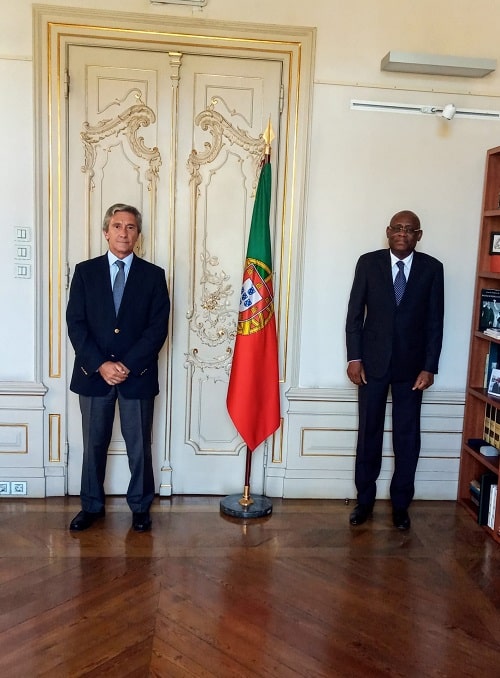 António Quintas do Espírito Santo בצד ימין של התמונה שגריר