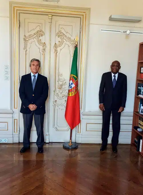 António Quintas do Espírito Santo בצד ימין של התמונה שגריר